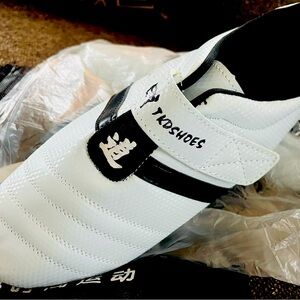 White mens taekwondo shoes by BANFEI, size 45 European